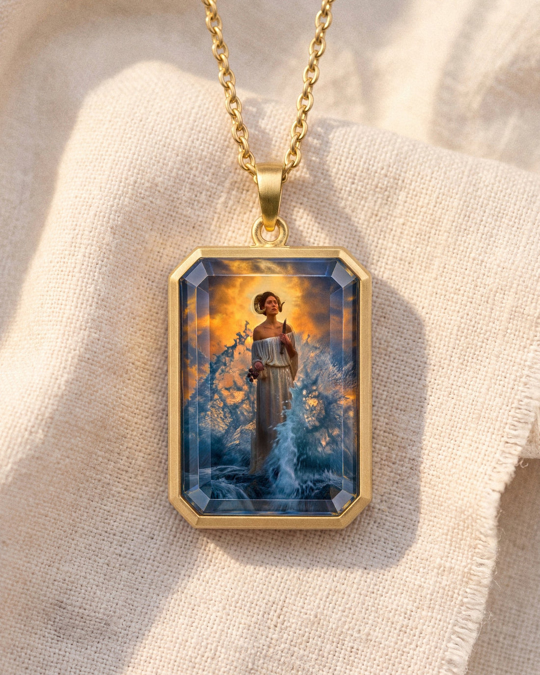 She Who Chose The Cut, the Amulet by Mirrors by Viulet, the crystal, close
