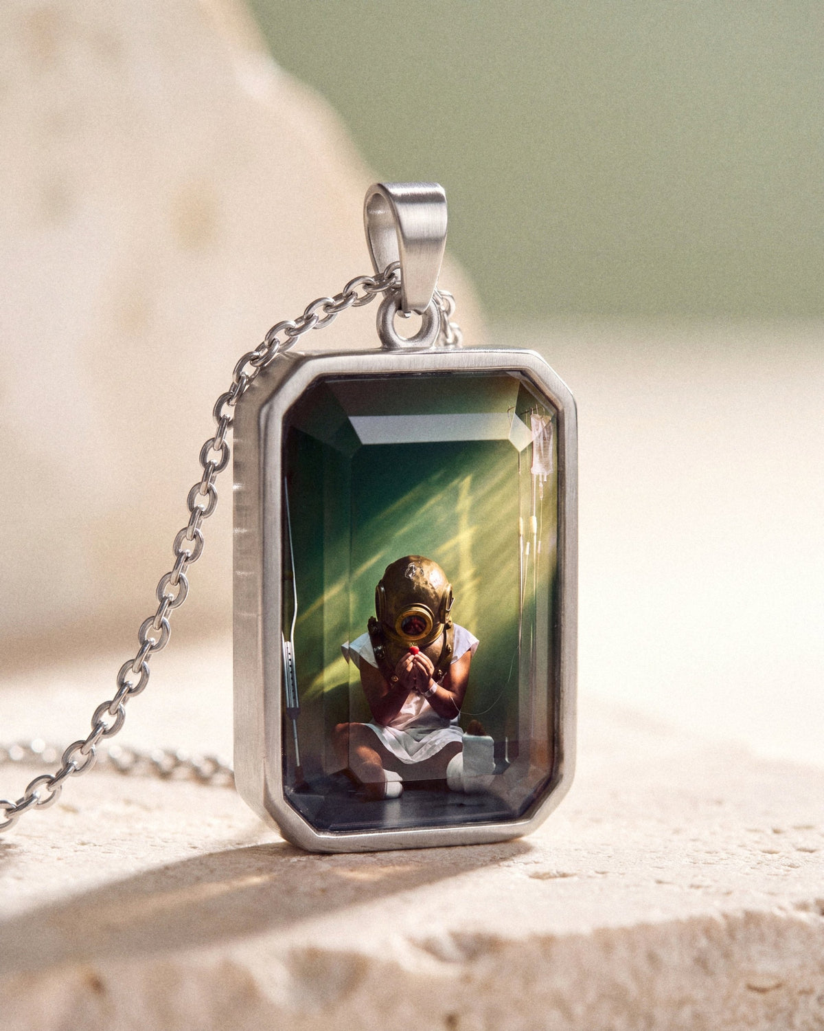 The Strawberry, the Amulet by Mirrors by Viulet, its depth, the crystal