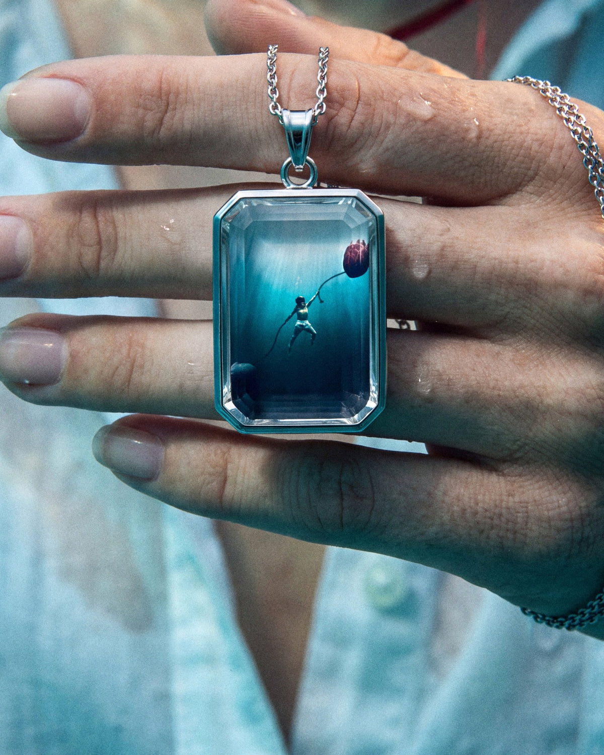The War Within, the Amulet by Mirrors by Viulet, in her hand